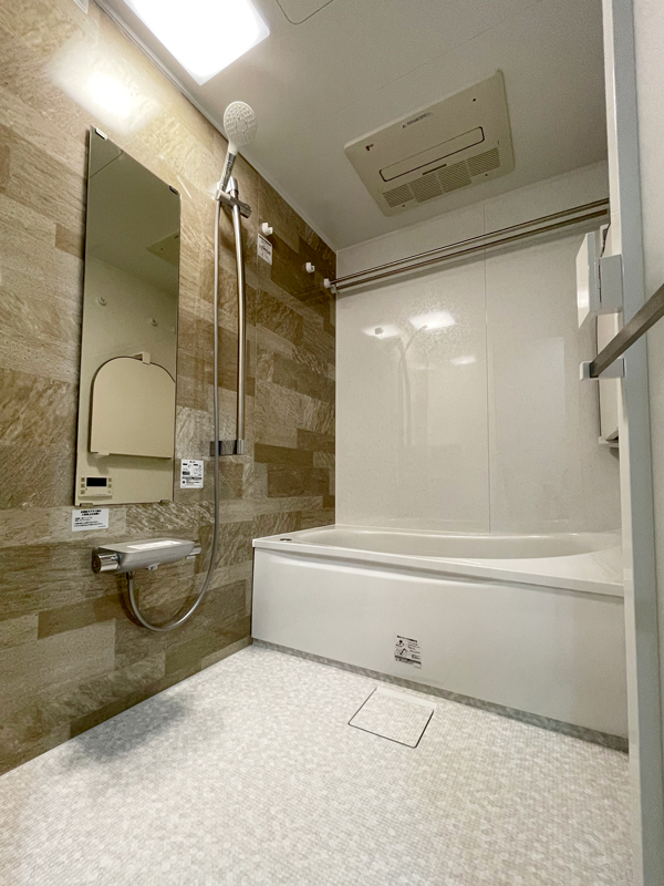 モダンな石目柄で心地よい浴室空間を 港区H様邸 モダンな石目柄で心地よい浴室空間を 港区H様邸